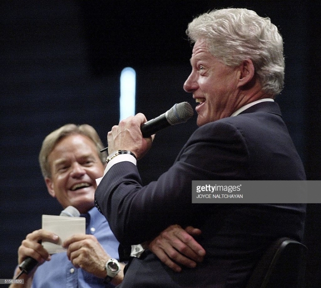 US President Bill Clinton (R) answers Willow Creek